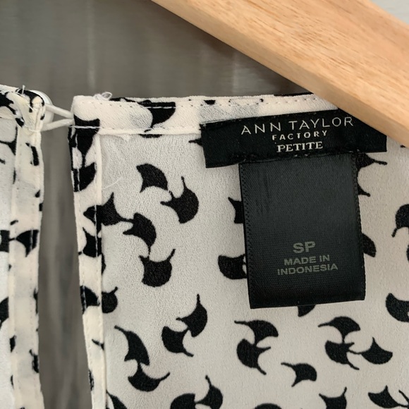 Sleeveless blouse - Picture 3 of 3